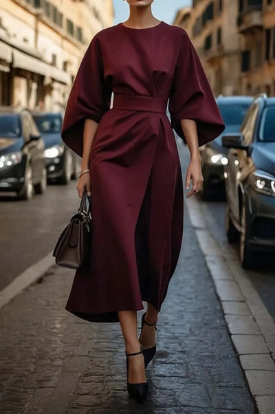 Elegancka sukienka z nietoperzowym rękawem w jednolitym kolorze