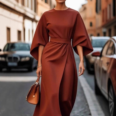 Elegancka sukienka z nietoperzowym rękawem w jednolitym kolorze