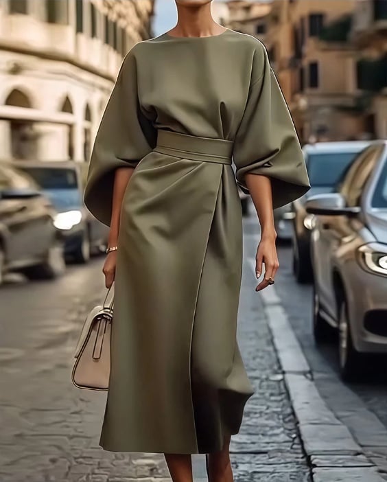 Elegancka sukienka z nietoperzowym rękawem w jednolitym kolorze